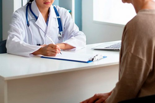 Врач пишет что-то